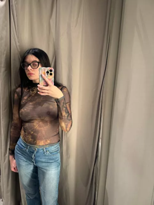 Little boobs showing through the blouse😅