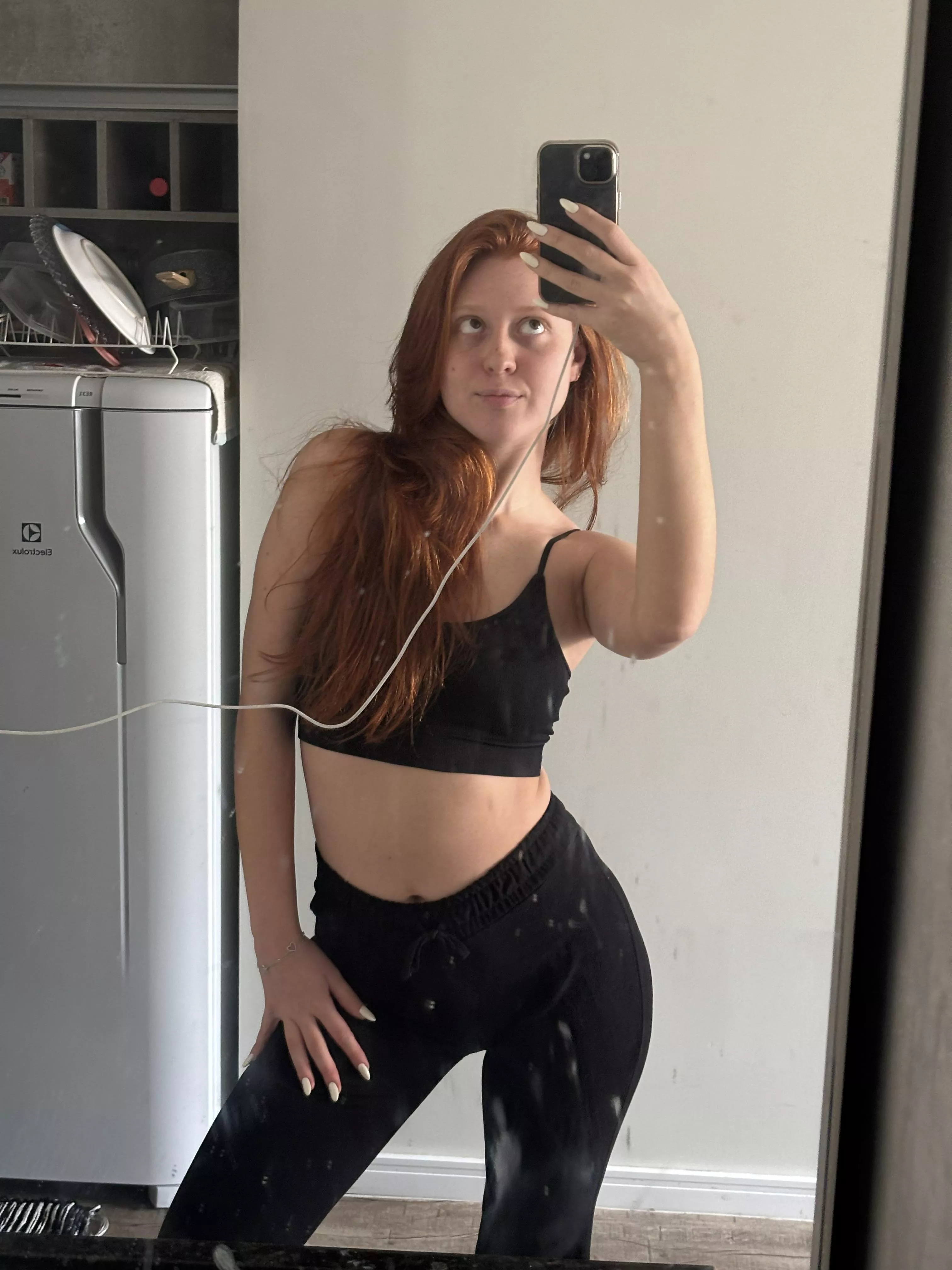 Loving how this leggings feels to tight on my hips and booty. 