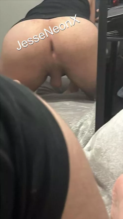 M23 Looking for a bi/gay man or a mommy that would peg that ass 