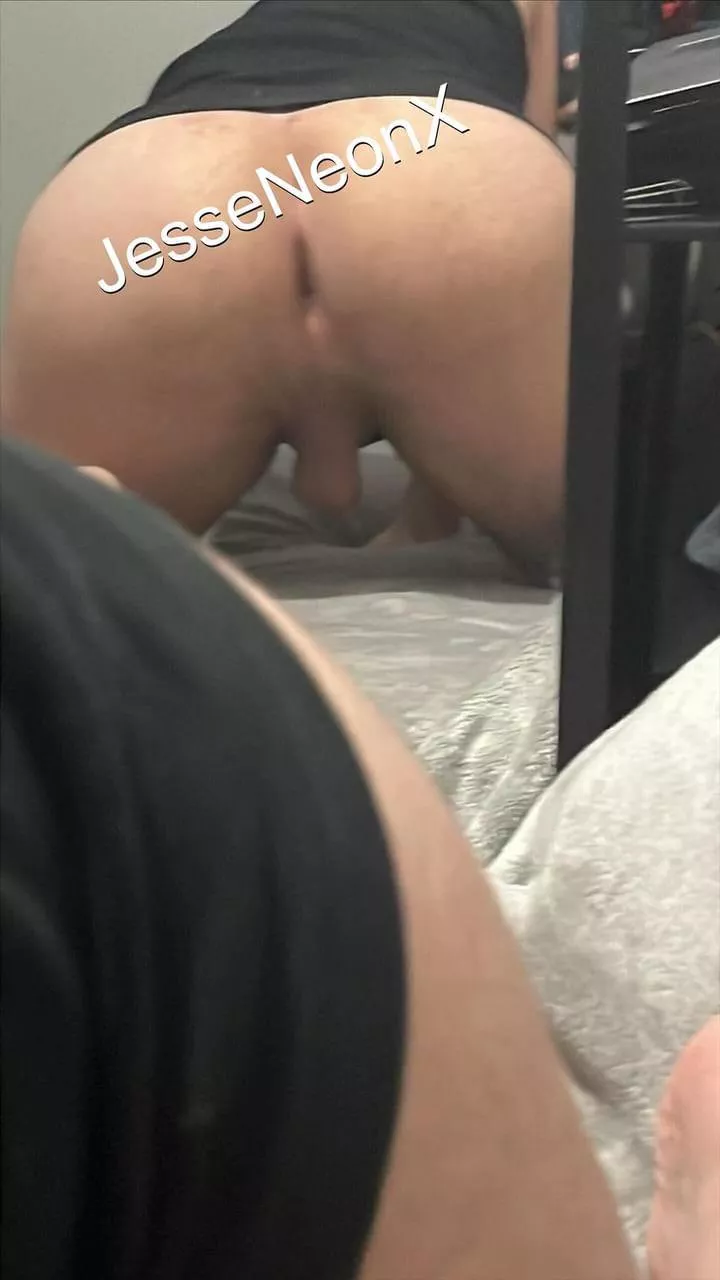 M23 Looking for a bi/gay man or a mommy that would peg that ass 