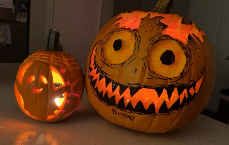 Me n daddy did some pumpkins 💗🍁🍂🎃(I did the scary one )☺️