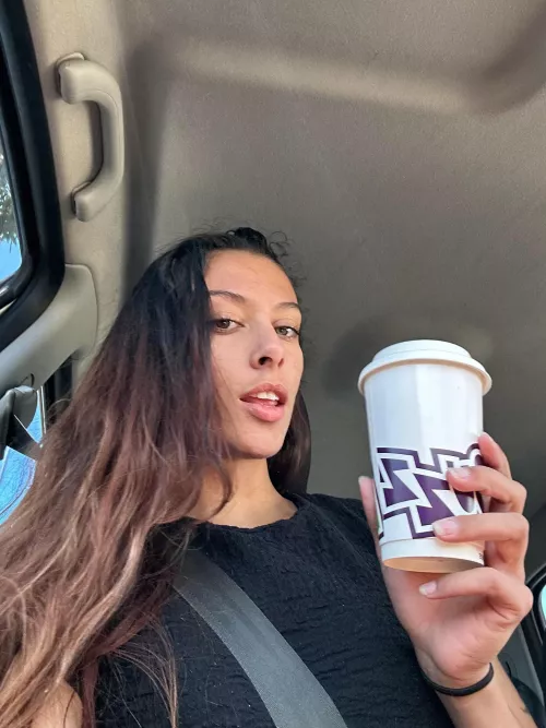 Mommy shouldn’t have to pay for her coffee my lil dommies come worship your Queen 💋