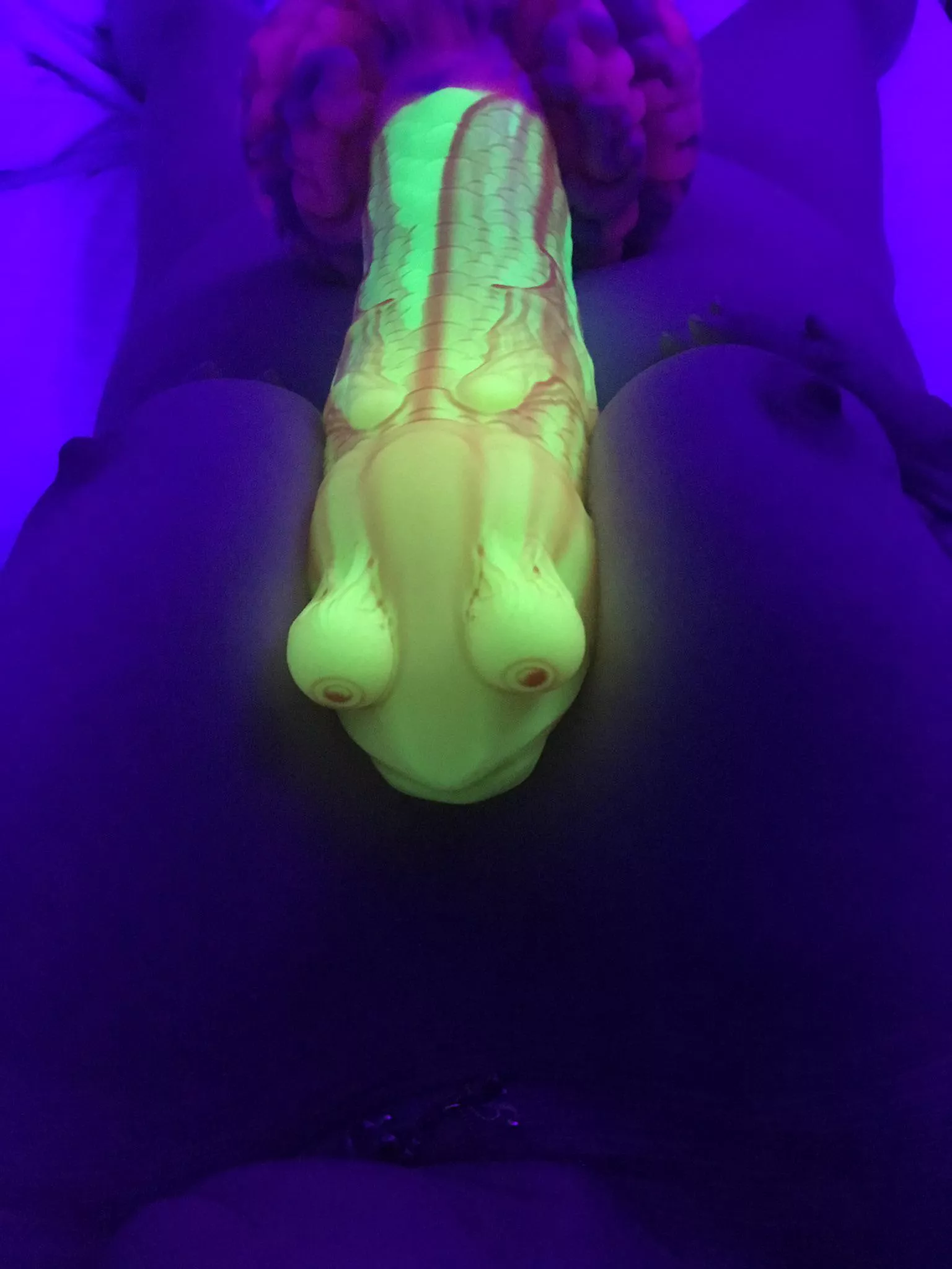 ❤️ my Lge Cuttlefish laying between my boobs 😘💋