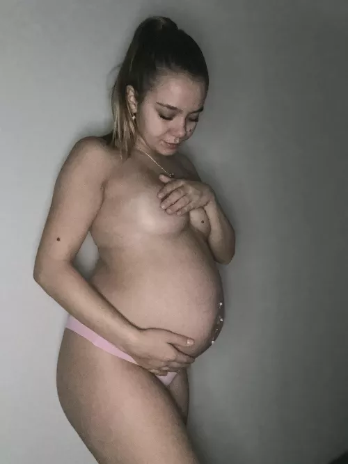 my pregnant pussy is ready for your tongue.. 👅