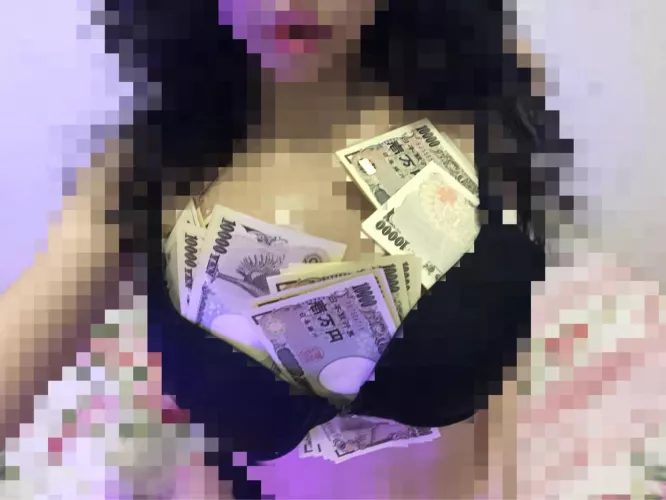 No cleavage 4 u today. Focus on what matters 🫀💸