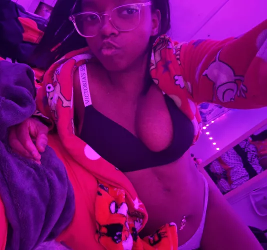 Petite and perky✌🏾🍒(19f)