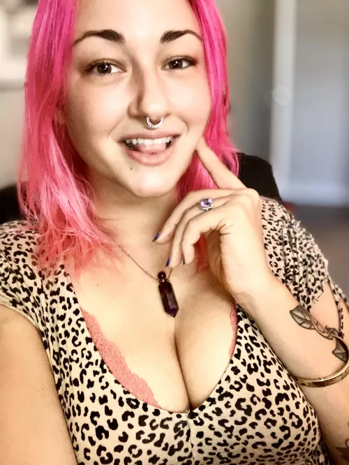 Pink-haired Pin-Up Princess 👑🩷