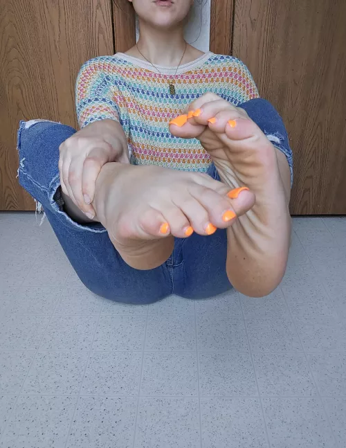 Scrunched up toes and soles 