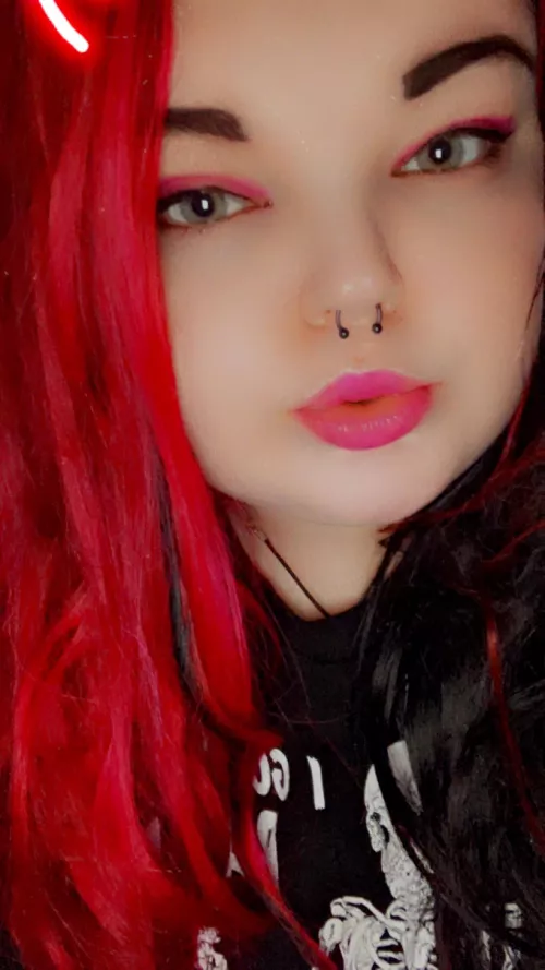 Send bc I’m hot and u really wanna worship me 