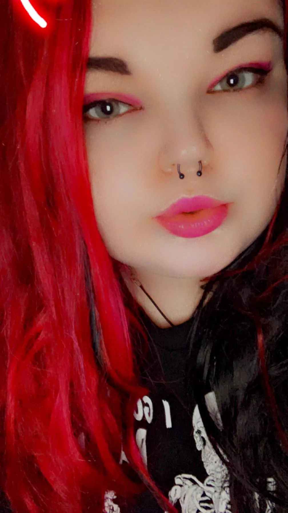 Send bc I’m hot and u really wanna worship me 