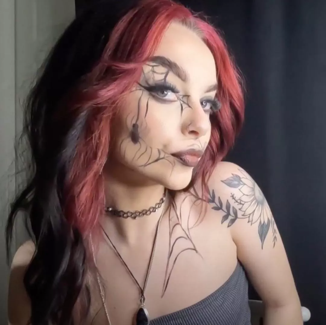 Squirting spider 🕷️💦