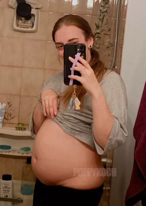 Stuffed to my MAX! I don't think a baggy t-shirt is going to hide this 🤭