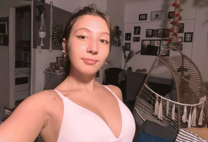 tell me your age if you're into midget nudes and I'll send u mine!