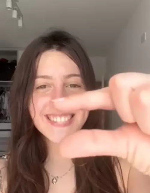 The girls in the group chat really wanna laugh at your tiny dick