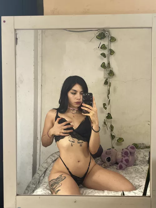 This black lingerie looks even better in the mirror