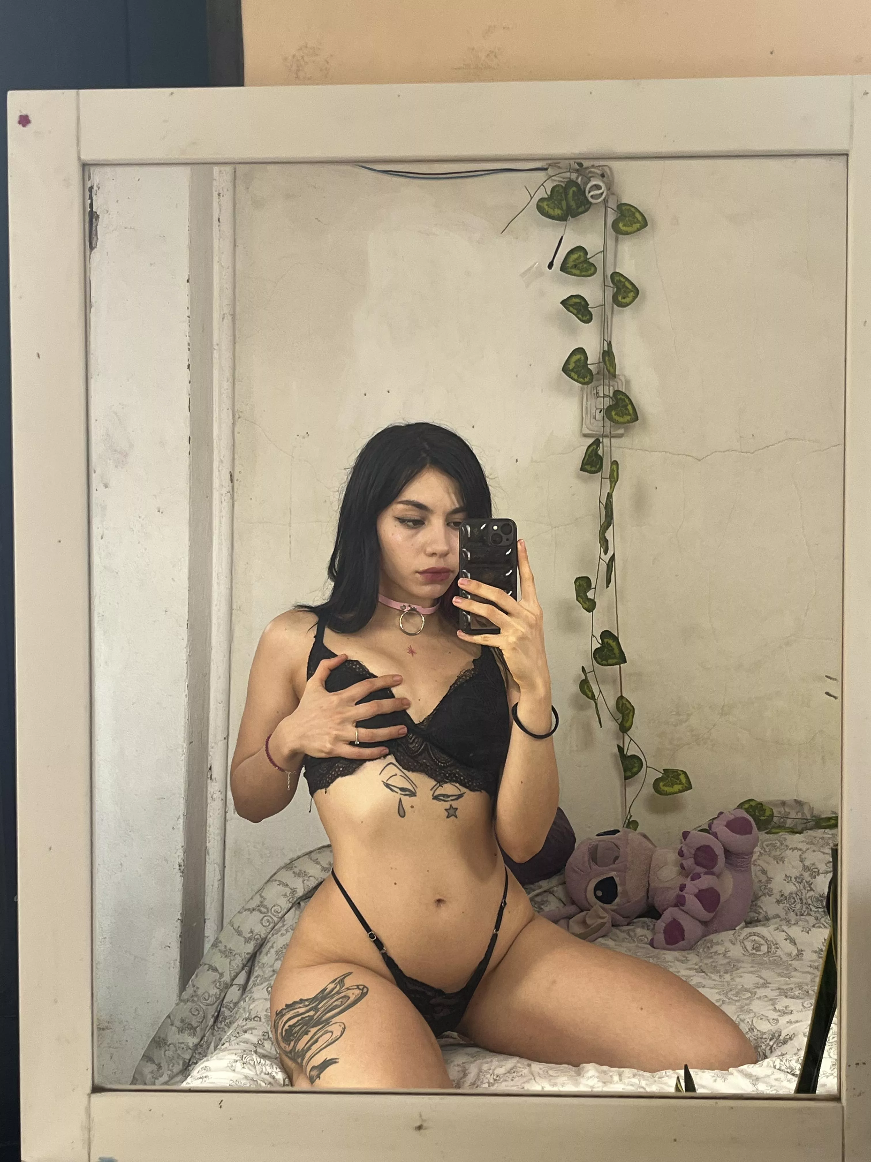 This black lingerie looks even better in the mirror