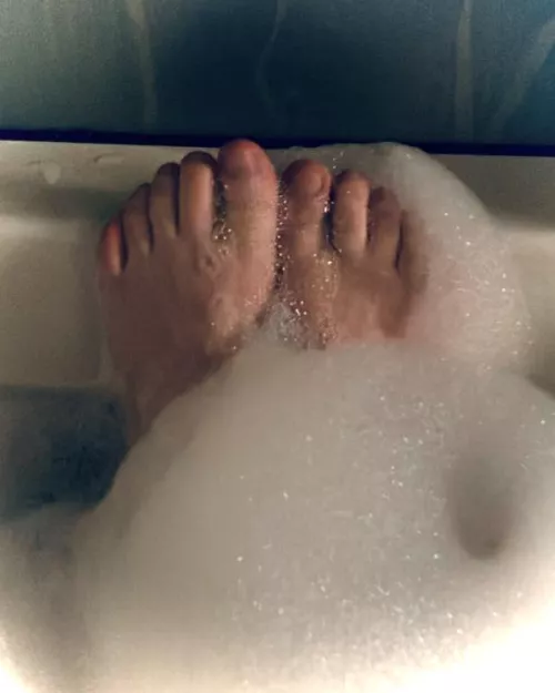 Time for bath! Foam and toes <3