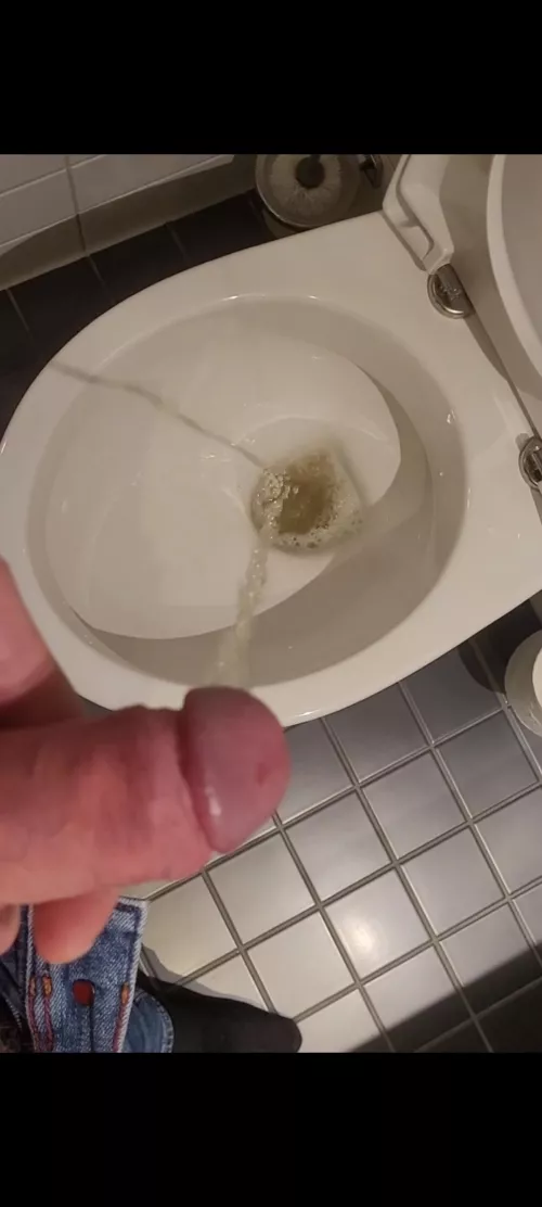 Wanna join me pissing? 