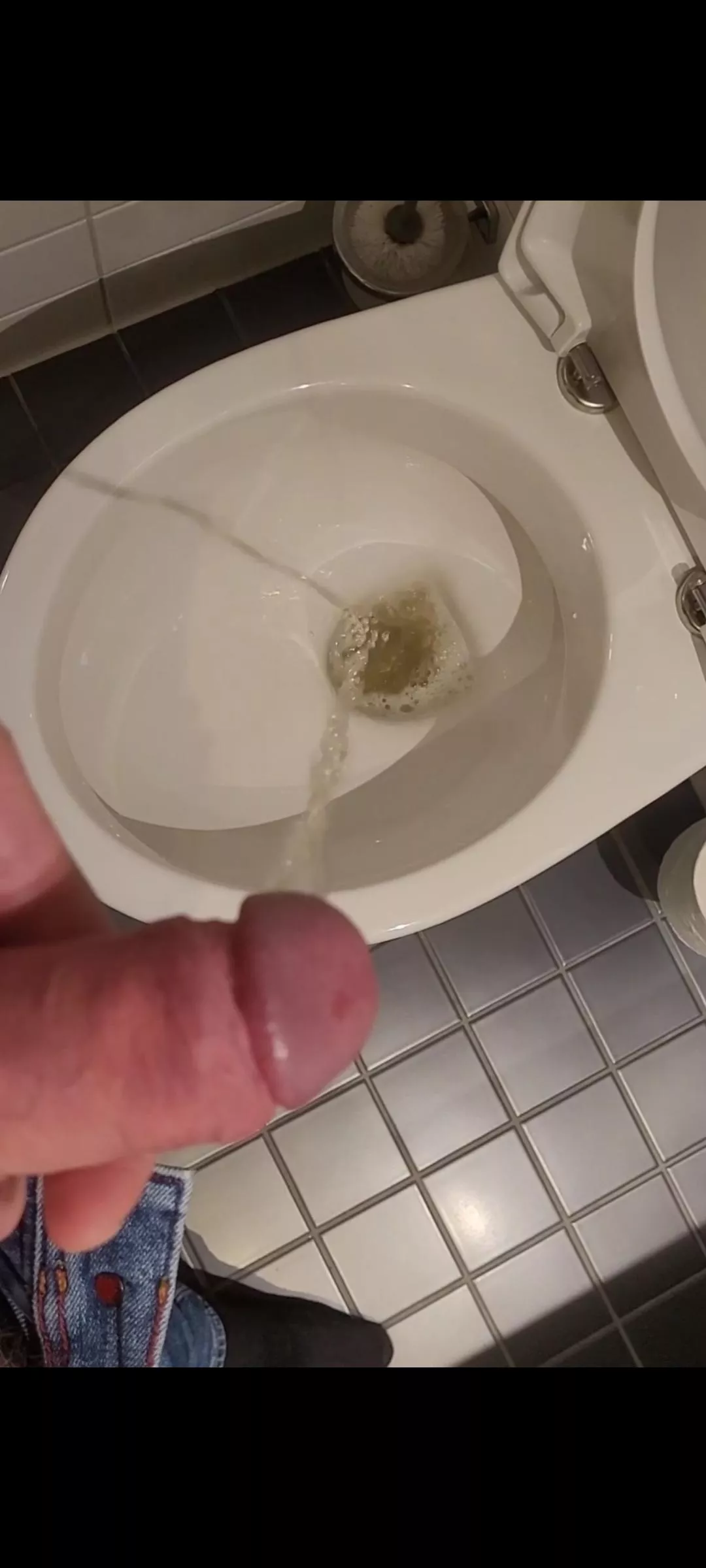 Wanna join me pissing? 