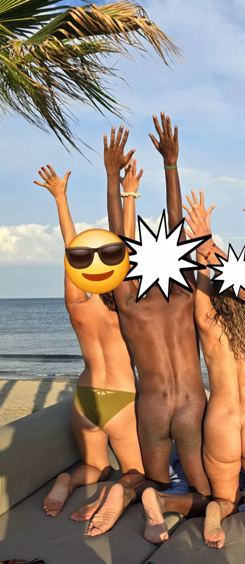 Welcoming the sunset in a beach club with friends 🧡 