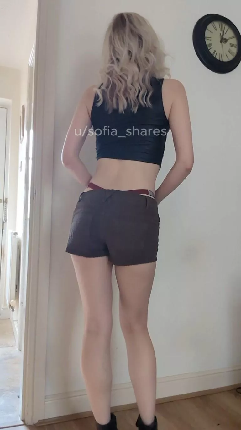 When you need your hiking outfit to tease just a little bit 🫦