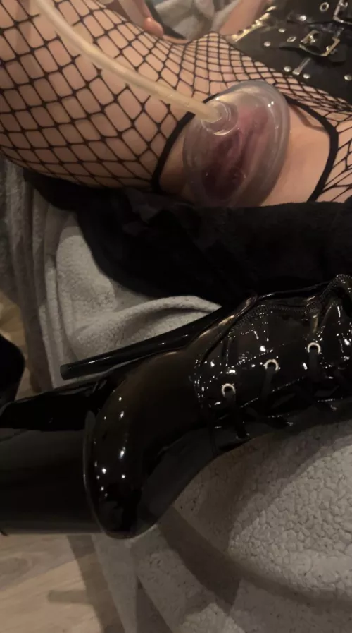 Would love [f]or someone to serve me wine and snacks whilst I’m busy pumping away🍷 