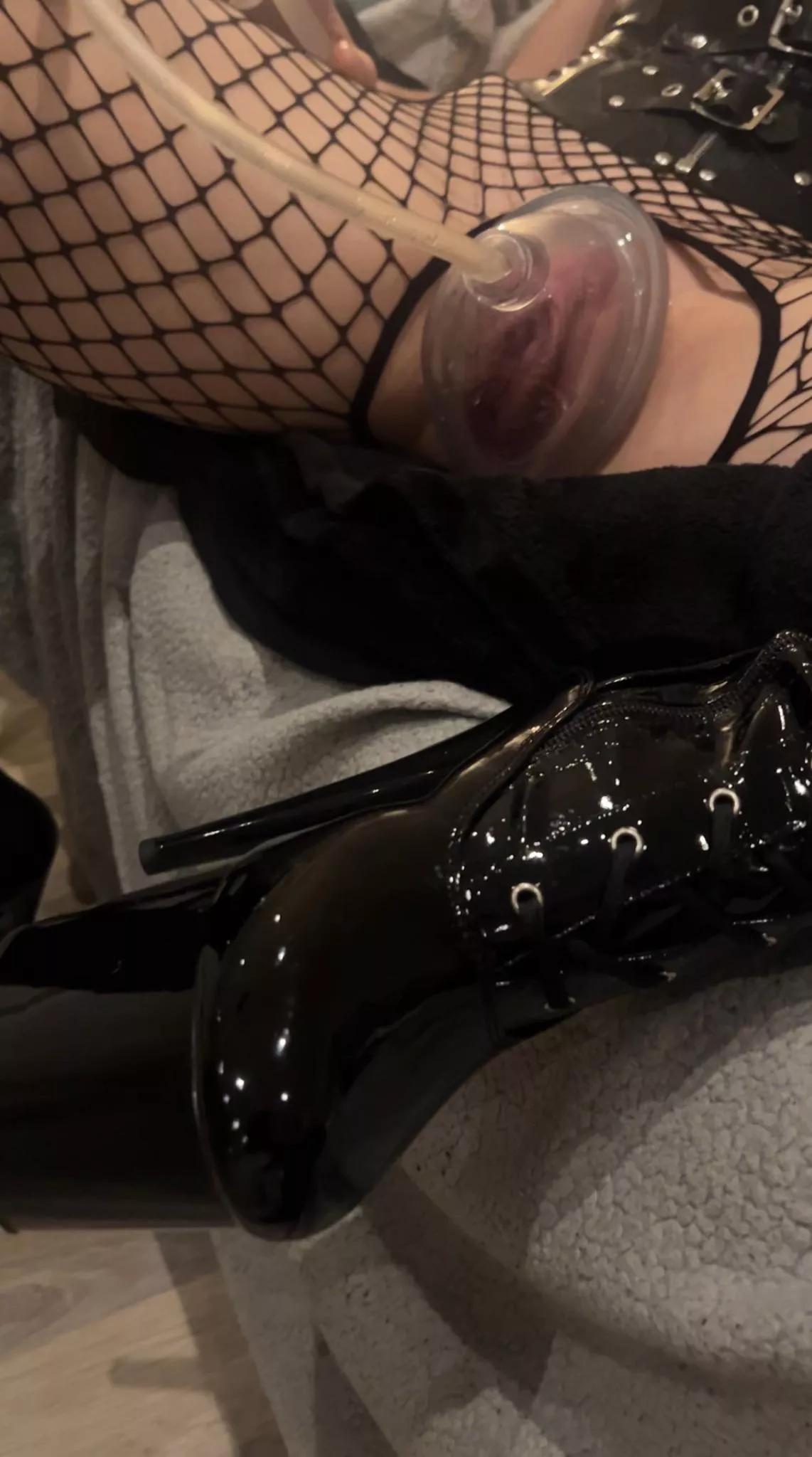 Would love [f]or someone to serve me wine and snacks whilst I’m busy pumping away🍷 