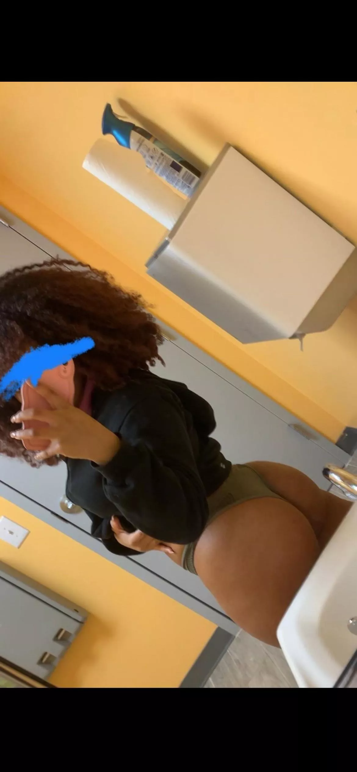 Would you fck me in a public restroom ? ☺️