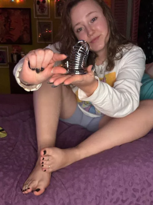 Wow, you’re so small even for this little cage! 