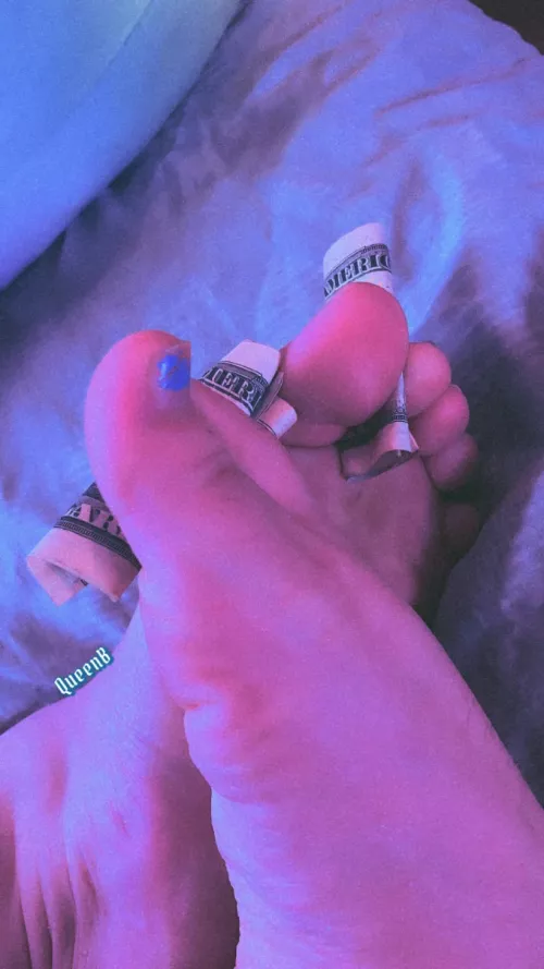 Your money looks better between my toes 💸
