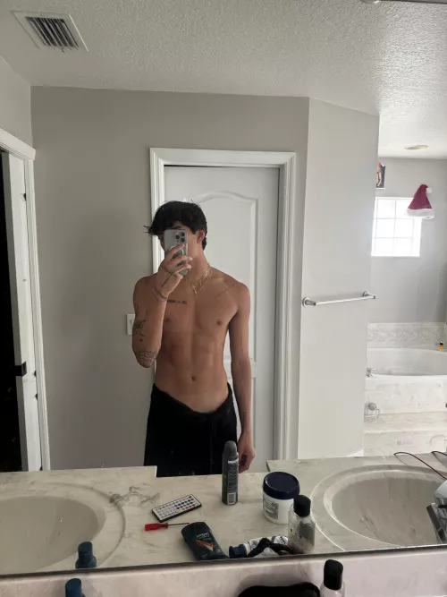 [19] I need you to be honest with me, Am i your type?
