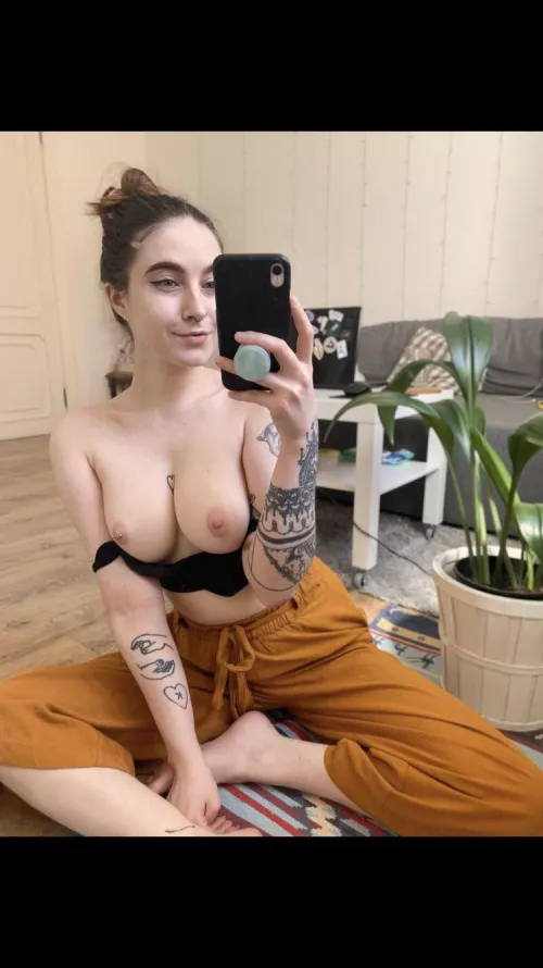 Anyone horny right now I,m alone at room add on TG : Ennax3