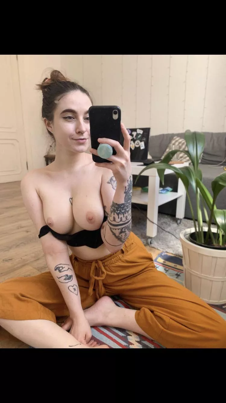 Anyone horny right now I,m alone at room add on TG : Ennax3