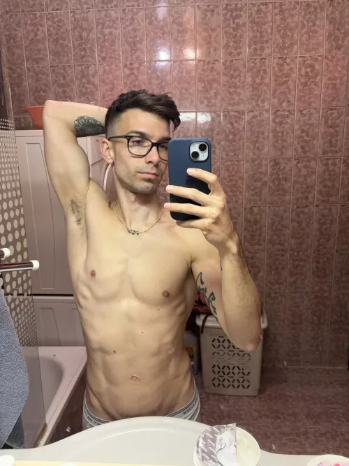 Do you like geeks with muscles?😋