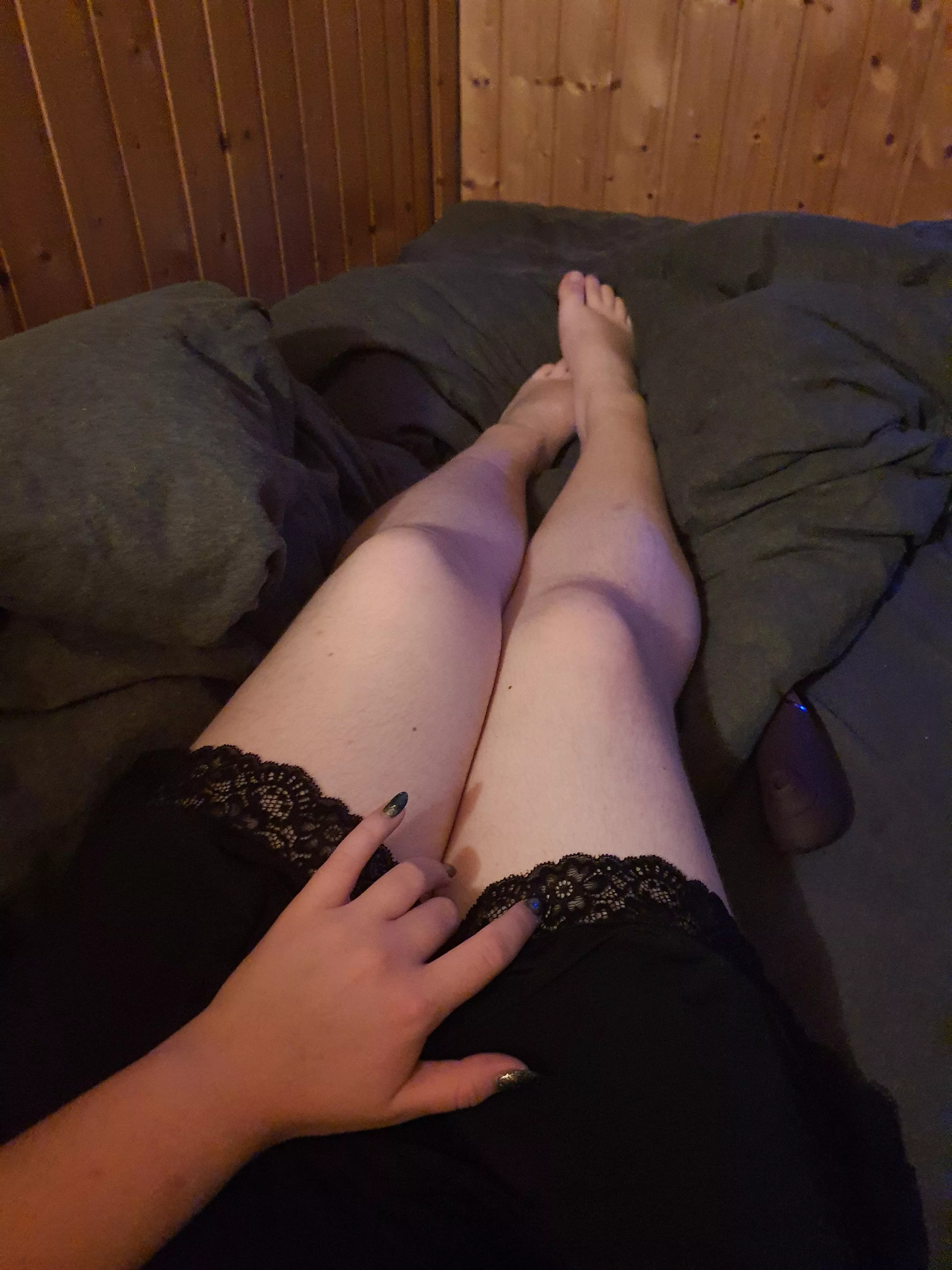 [F] A big pair of legs 👀 