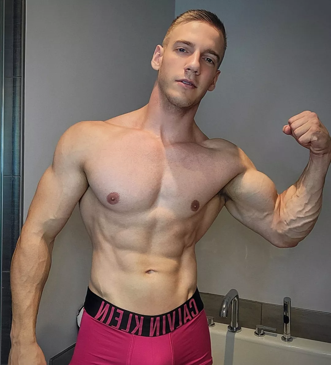 Flexing these guns just for you. Ready to get a closer look 😏..?