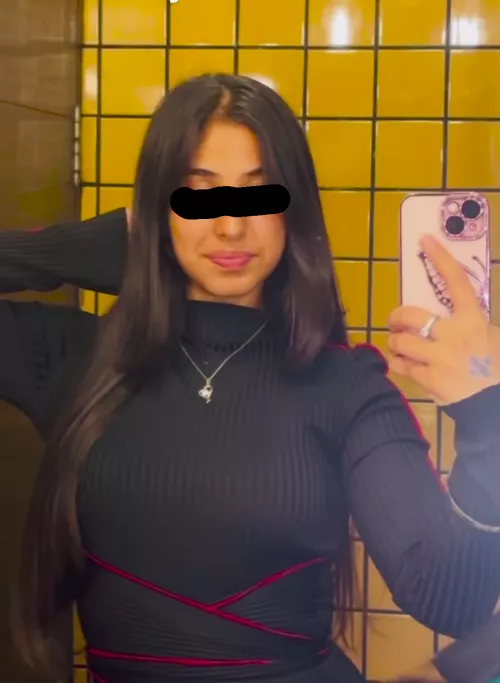 Got contacts of chicks into hooking up nd clubbing dm on tele for details Candowa 