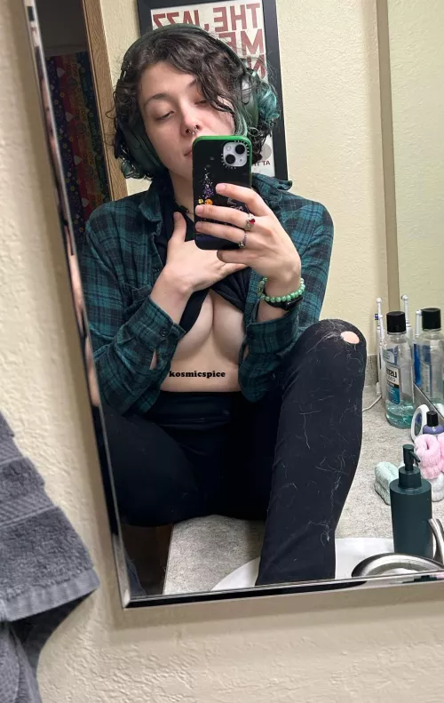 Green hair and green headphones 🎧💚