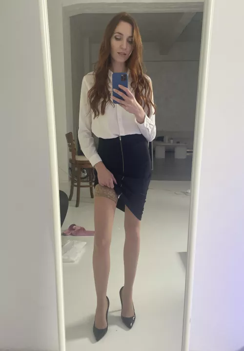Hi! I’m new here. How do you like my usual office outfit? 