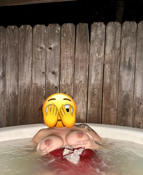 Hot tub is getting a little lonely 👀😝