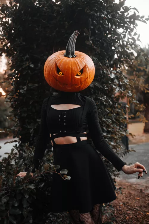 I feel stranger the closer it gets to Halloween, does my head look all right? 👀