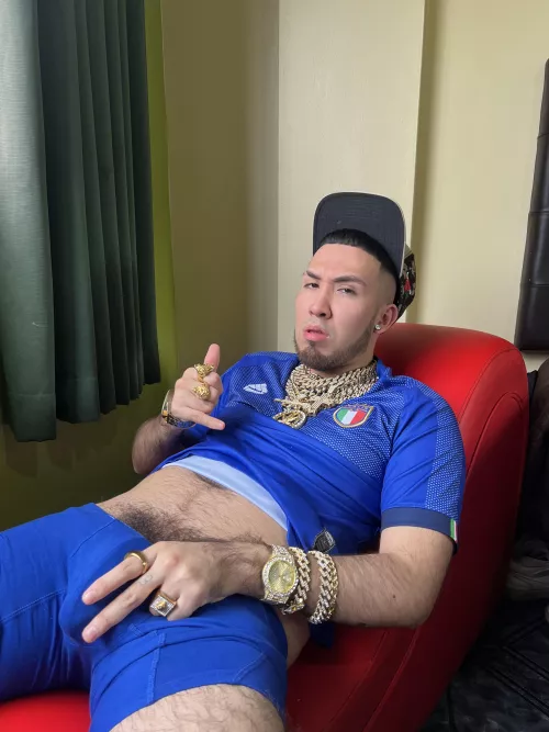 Id love for a slut to come and play with my bulge maybe if Im lucky Ill let her lick it haha 