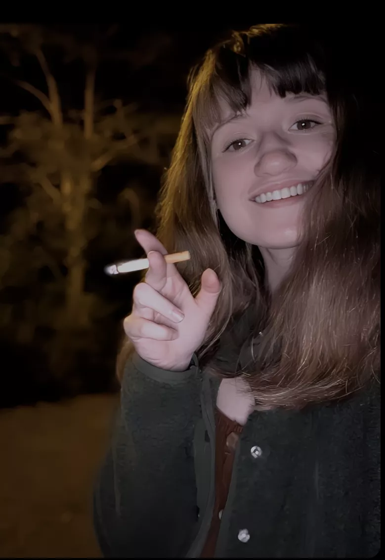 I'm a smoker, I'm a midnight toker🎵🎶🚬