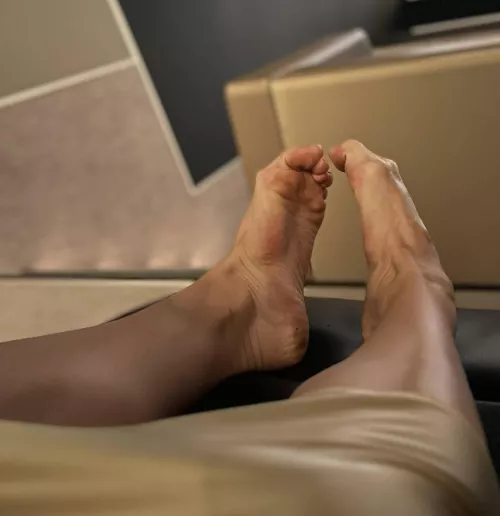 I'm not the only one who likes my feet