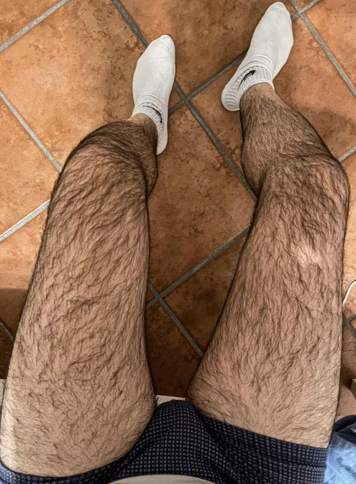 my very hairy legs 🐒