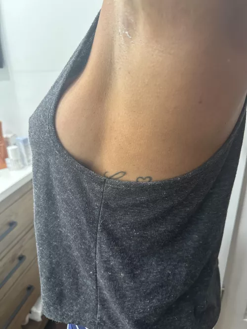 Side boob in a T, no bra🩷💕💋Mia