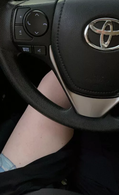 Sometimes we short mamas have to drive with our knees under the dash 😬