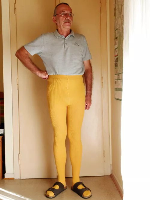 Today I'm wearing yellow tights. Do you think they're as beautiful as I do?