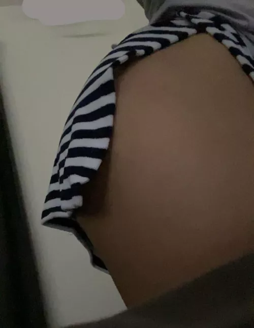 Tu fais quoi si t'es en train de jouer aux jeux vidéos avec mon frère et tu me vois me ballader comme ça..?