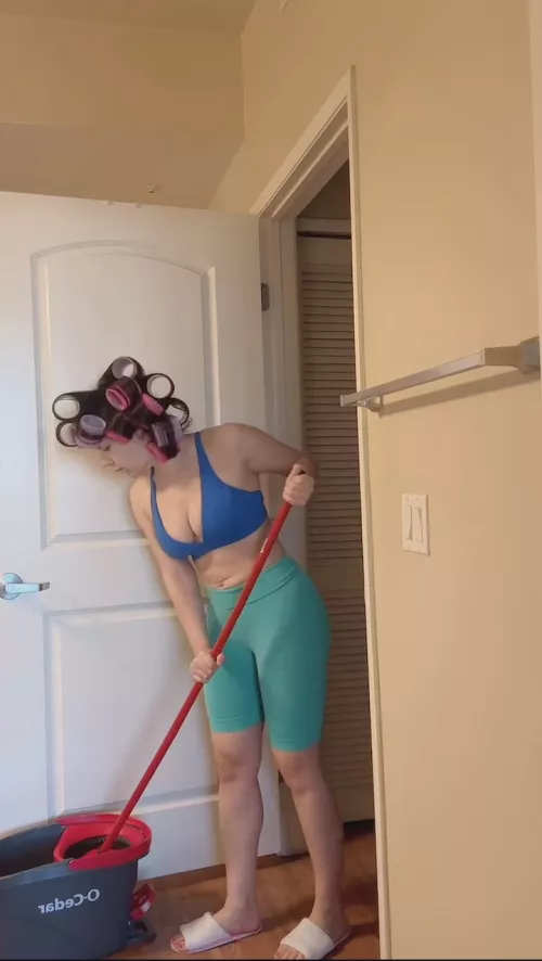 Valentina cleaning🇮🇹🥵🤤🍆🔥🔥